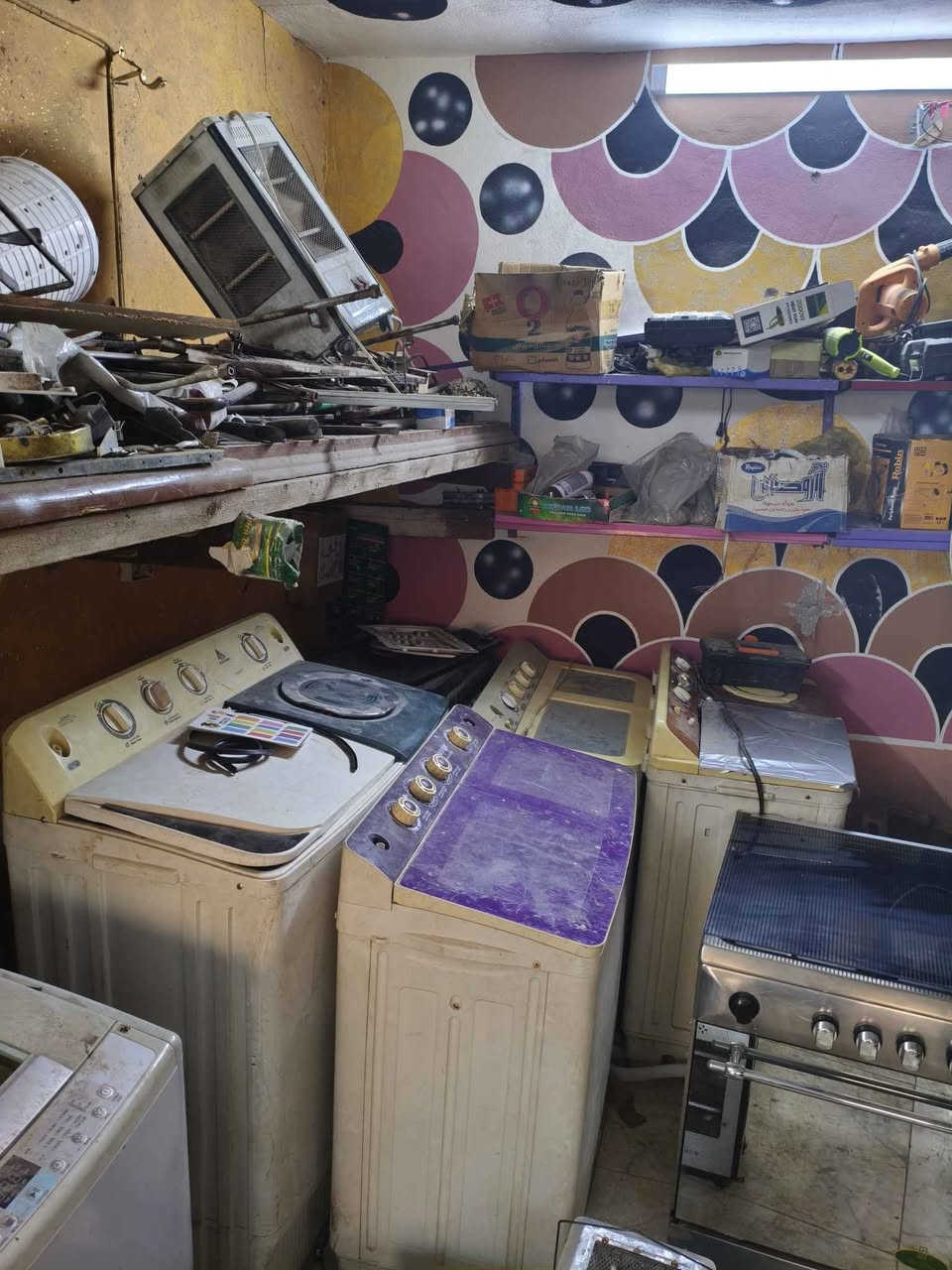 محل للبيع طباخات وغسالات بي غراض كلش هواي صواني وجام وسوبايات المحل كله تبيعه سلعه وحده الي ايريده راسلني واني بخدمته  رقم الهاتف *********** النجف, العراق
