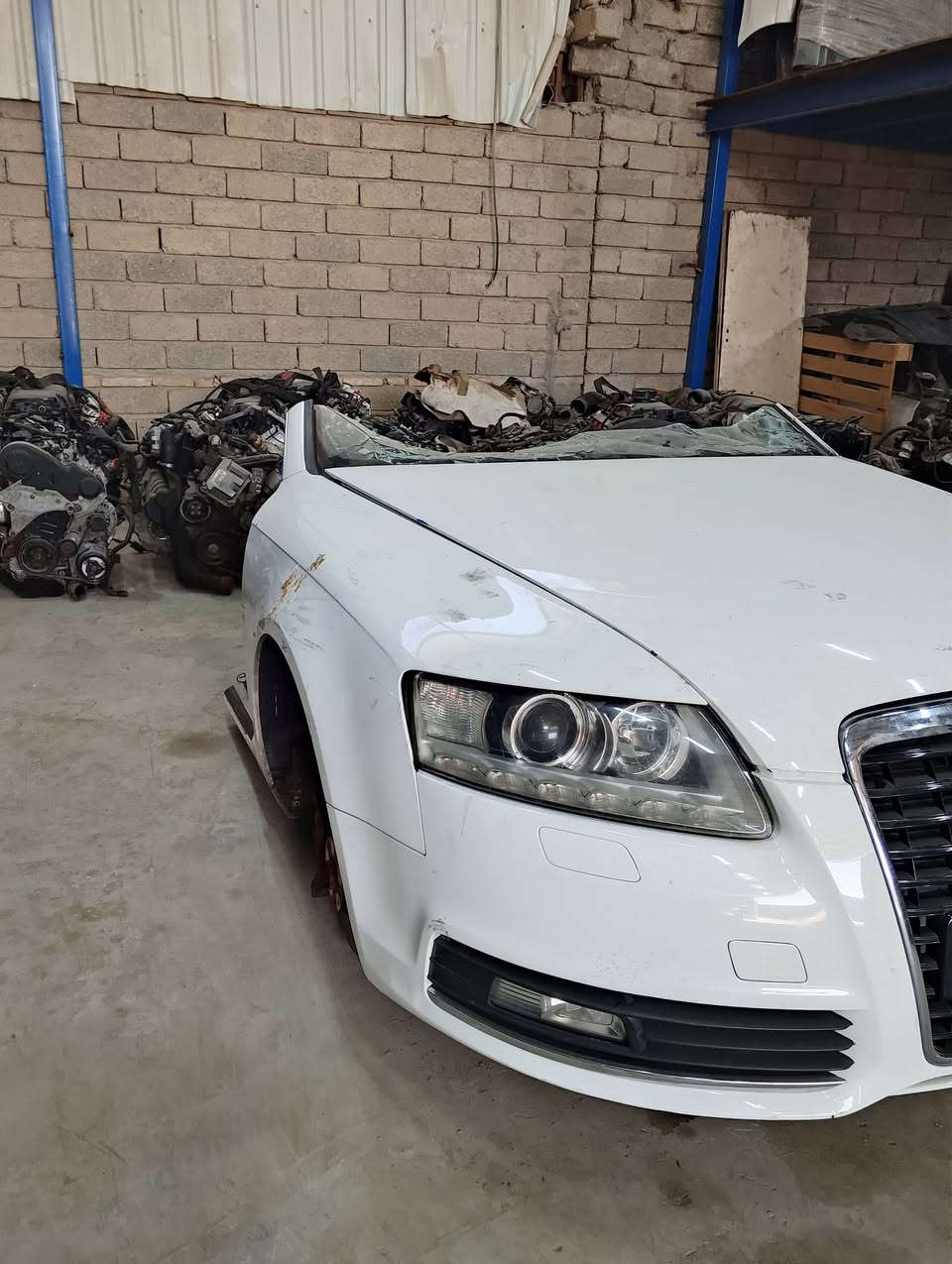 السلام عليكم...من كراج المتوكل للبيع السيارات الالماني الحديث عرض خاص اودي A6 ...2010 سياره كامله+ اربع ابواب+قبغ صندوق+طخم كشنات...بدون محرك وكير....السعر 1000$ ... الاتصال على الرقم *********** ابو عبدالله
