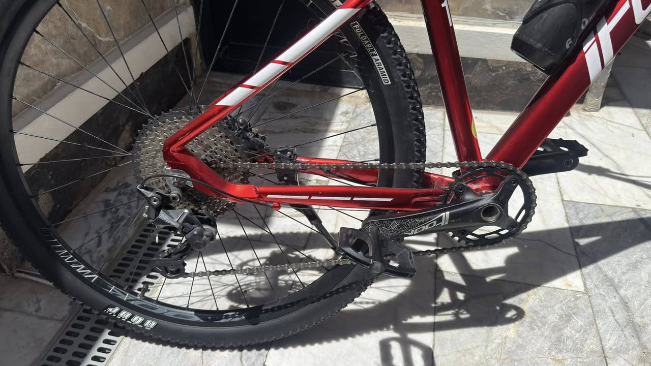 🚴‍♂️ دراجة هوائية (باسكل) itook  للبيع 🚴‍♂️
السلام عليكم شباب، باسكل itook نظيف جداً الباسكل جاهز للاستخدام مباشرة وسريع وممتاز للمشاوير اليومية والرياضة.

المواصفات:

 الماركة: itook الأصلي باللون الأحمر المميز.

 حجم الهيكل (القمة): مقاس ميديوم (M).

 الإطارات: بحالة ممتازة ونقشة واضحة وثابتة على الطريق 29 

 الفرامل: ديسك بريك أمامي وخلفي لقوة كبح ممتازة.

📍 المكان: بغداد / الشعب/ شارع الصحة  

رقمي : *********** 

السعر 260 الف
