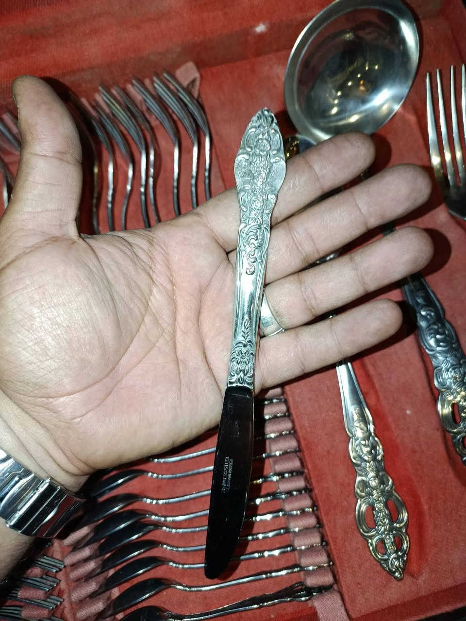 طقم الماني
كلو كامل 
ناقص شوكة صغيرة  
لتواصل خاص
نضافة تامة


**إذا كنت صاحب هذا الإعلان وتريد حذفه لأي سبب، رجاءا أرسل رسالة إلى الدعم الفني**