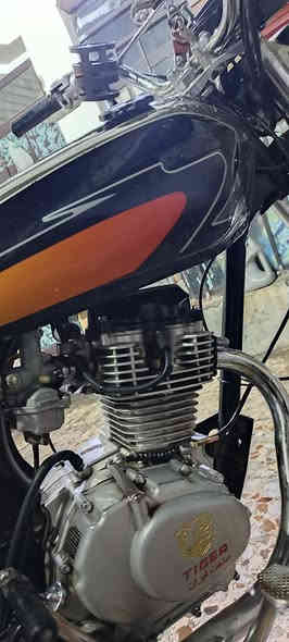 البيع ٤كير  بشرط جديد نضافة١٠٠%١٠٠ ترايك البصرة كفالة عامة وراق  ماكو ضايعة او مراوس حسب القناعة سعر 550 الف وبيها مجال مكان بغداد شعب***********
