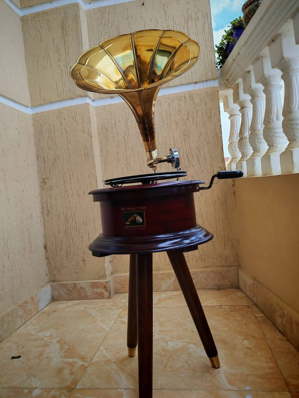 جرامفون هيز مستر فويس يعمل يدوى بالمنفله ماكينه ٢ زنبلك بوق نحاس مذهب ارتفاع ١١٠ سم


**إذا كنت صاحب هذا الإعلان وتريد حذفه لأي سبب، رجاءا أرسل رسالة إلى الدعم الفني**