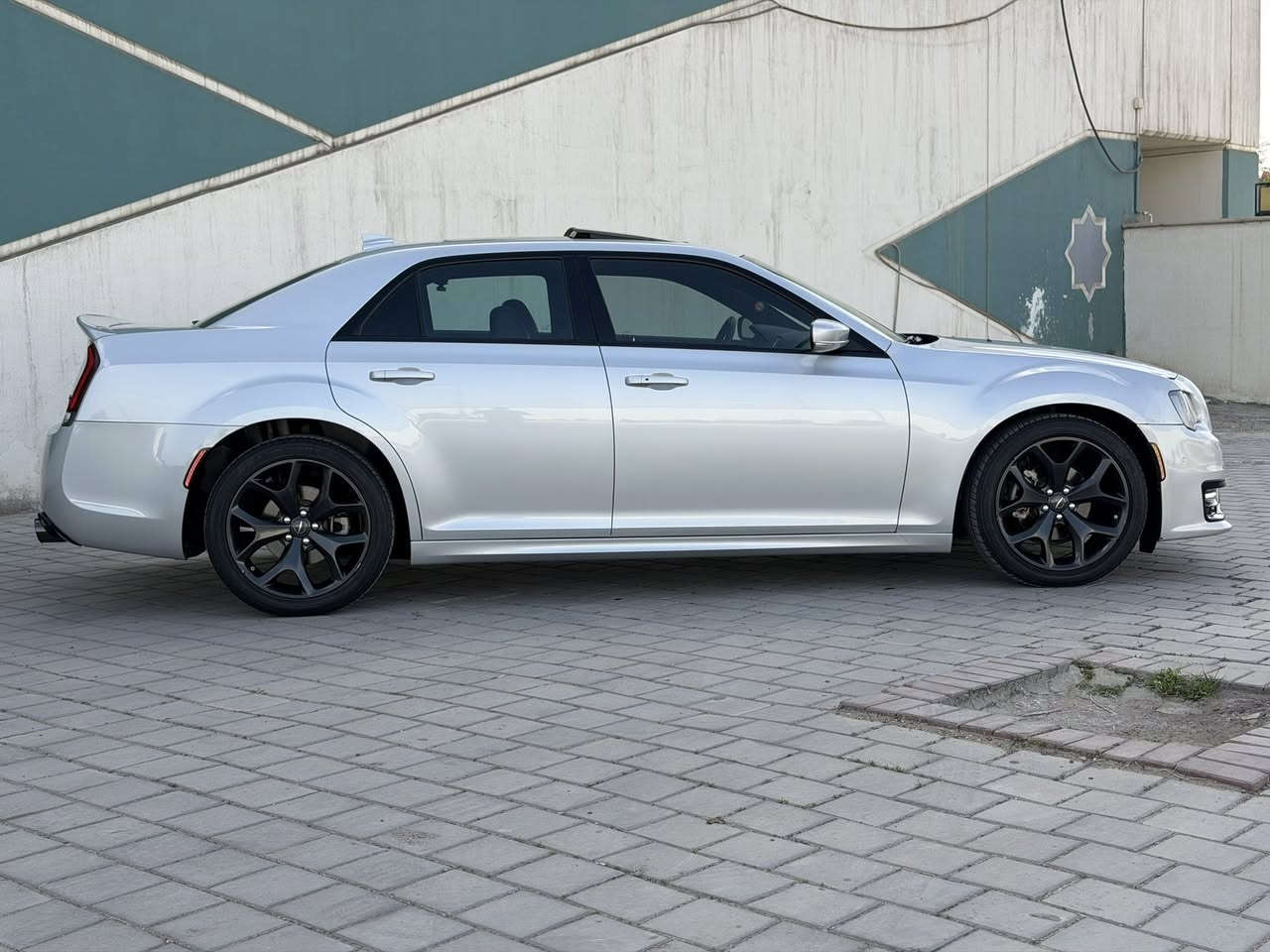 السلام عليكم
للبيع كرايسلر 300s 
موديل 2023 اصل 
محرك 3600 V6
فول مواصفات 1/1 اعلى فئة
بچم عريض SRT  
12 حساس امامي خلفي
رادار امامي
بردة خلفية 
بنوراما 
تدفئة تبريد كلاصات 
لايت زنون اوتو داينمك عدسة متحركة
گيچ 260 / K كيلو
كشنات حضن جلد كامل + تدفئة تبريد
تدفئة ستيرن 
كشنات الخلفية تدفئة
مري قلاب + تعتيم ذاتي كامل
سبايدر خلفي  SRT 
ويل كب نجمة حجم 20
اشاير بلمري
دمام خلفي 
السيارة فول للاخير كل المواصفات بيهة 
رقم بغداد بأسمي ماشية 34 الف كيلو 
السيارة بدون صبغ بدون تبديل بارد بنيد وجاملغ  وبيهة سونار
السعر ٢٦٨ ورقة 
***********
مكاني بغداد
