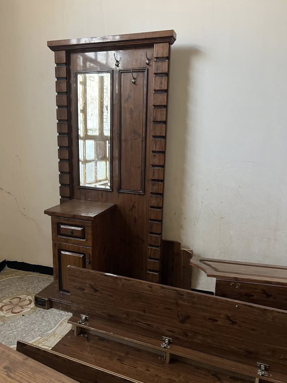 غرفه أخشاب للبيع نقص فقط جربايه مكاني يم جسر البعلوان
***********
