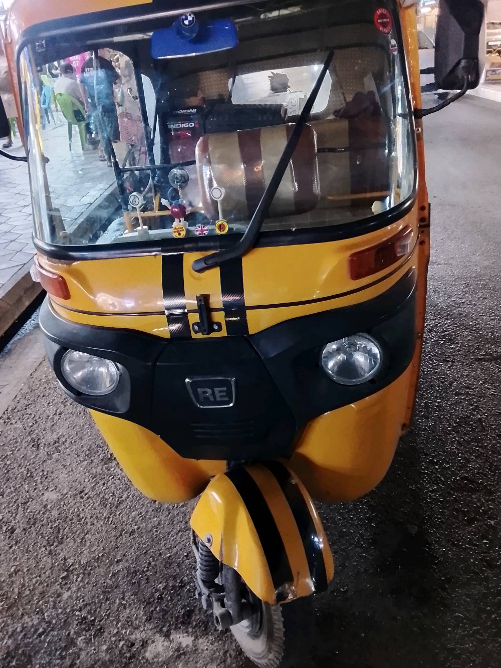 تكتك بحالة جيدة، بلون أصفر مع بعض الإكسسوارات الصغيرة والزينة. الداخل مُغطى بغطاء مريح للمقاعد. مثالي للتنقل داخل المدينة أو لأغراض تجارية. قابل للتفاوض على السعر.