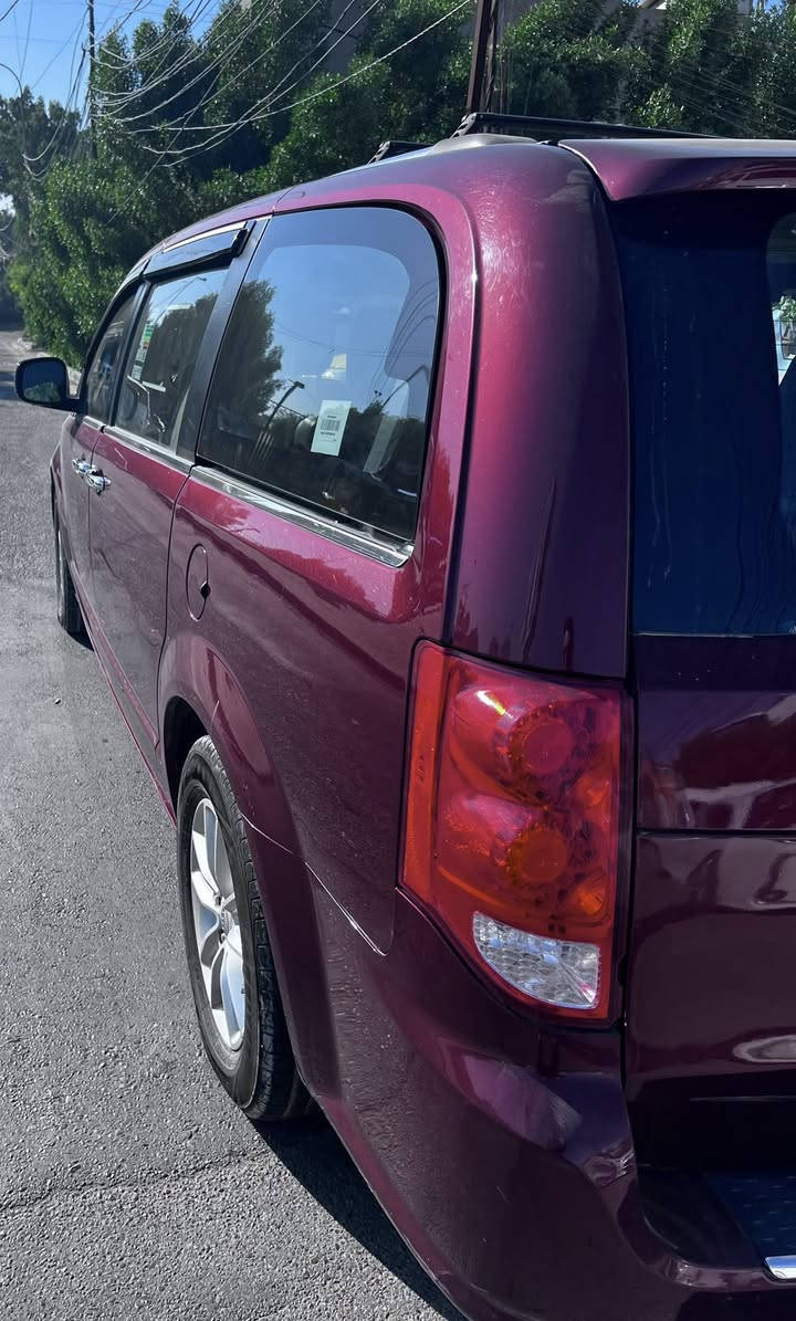 سيارة دوج كرفان sxt موديل 2020 ماشية 105 ميل حقيقي قابل للزيادة
تبريد 3 قطع
بيبان كهرباء
صندوق كهرباء
جام 6 كهرباء
تشغيل عن بعد 
كشنات جلد قلابات
كرسي السائق كهرباء 
كير ومحرك مكفولات
ايرباكات سليمات
صدر جديد
فيت بم حاوية مبدل جديد
بلكات جديدة 
ادامة نوزلات 
 دسكات امامي خلفي جديد 
باتري جديد
رقم بغداد
لايت لد ناصي وعالي
ضربتها مثلما موضح بالسونار داخل العراق 
السعر 170$
***********
