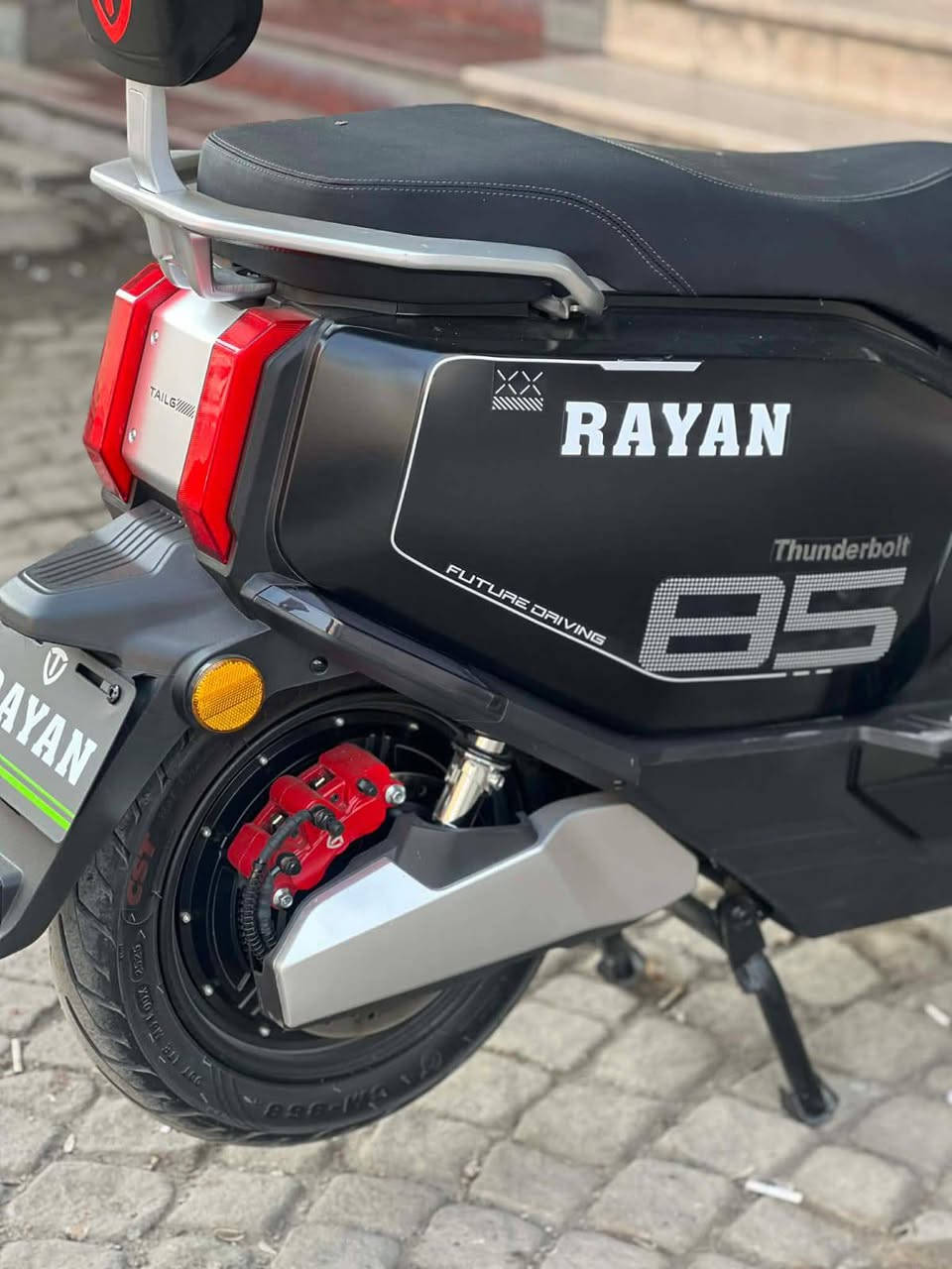 السلام عليكم دراجه ريان الصاعقة مواصفات الدراجه الملف  2000 سبورت عدد البطاريات 6  32امبير 72فولت دراجه كمله عل آخر شي أي نقص مابيه جديده مصار إلهه هويه عندي السرعة  81  حقيقي دبل اشاره السعر مليون و250 و بيه مجال بسيط حك الجيبه مكاني كراده داخل
الاتصال عل رقم***********
