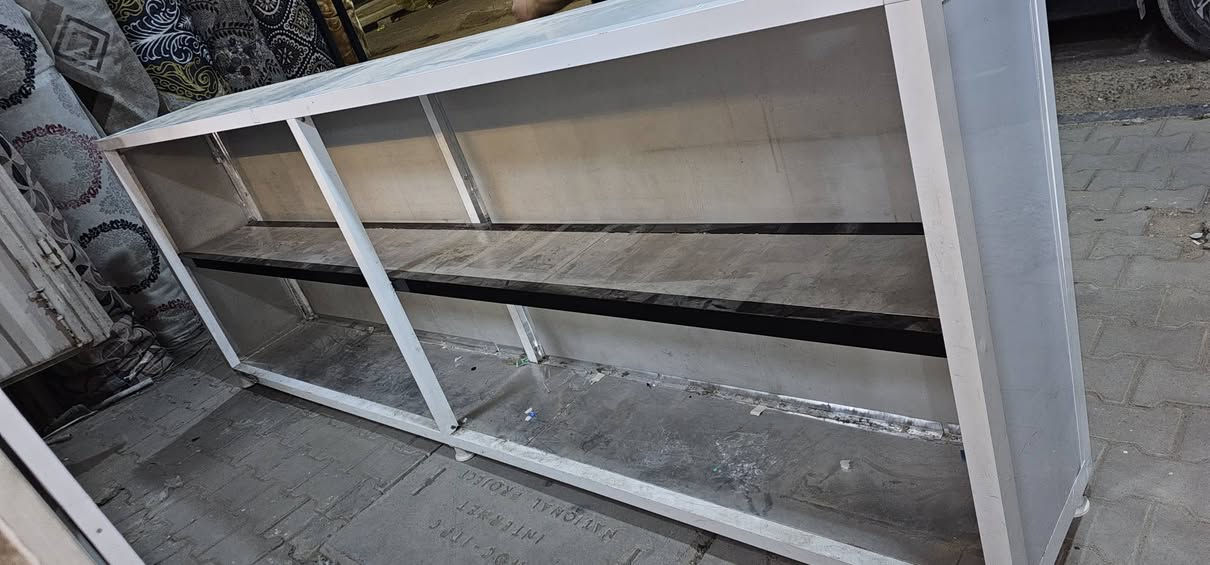 ميز للبيع قياسة 3 متر تقريبا
***********
