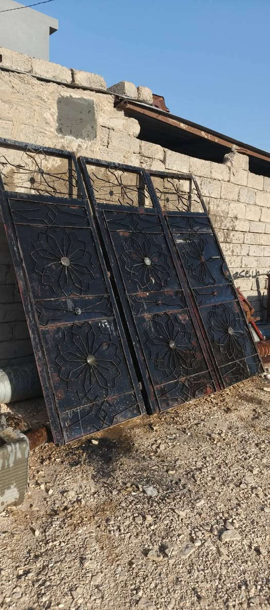 باب الحوش للبيع تلات صفحة ومعه شبابيك عدد 2 استفسار مكان تلعفر  (***********)***********
