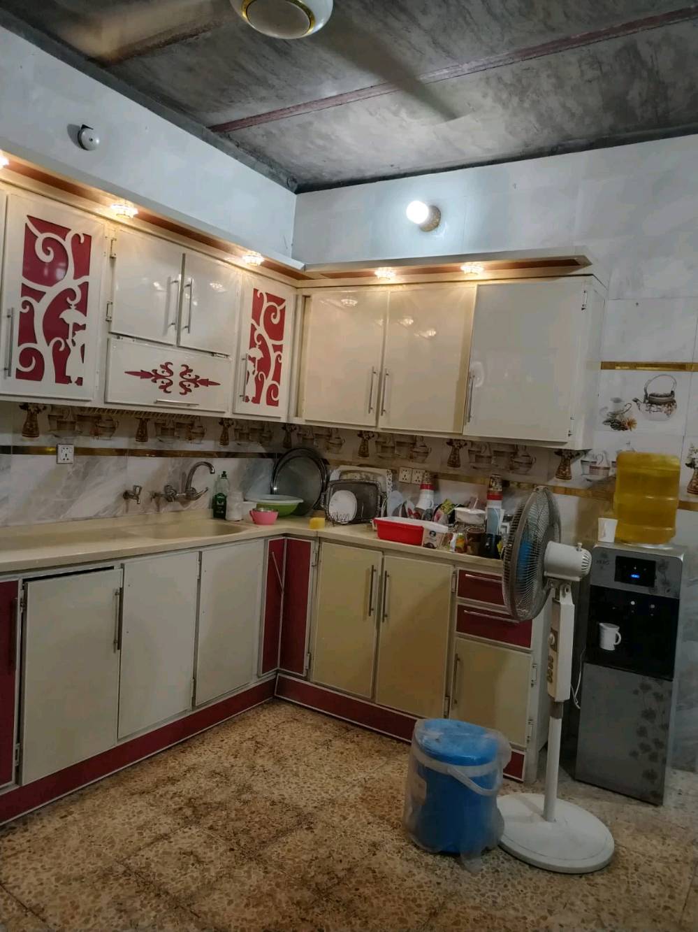 بيت في الحي الصدر الثالث الكوفه يبعد عن ميثم خمس دقائق عن الشارع ا ركن على شارعين 200متر طابقين ثلاث غرف كبار استقبال كبير ثلاث حمامات كاشي سيراميك مشمول بقرار320 تطويب على بلديه الكوفه السعر 90 مليون وبي مجال الاتصال *********** الشارع. 18 حسب ترقيم المختار