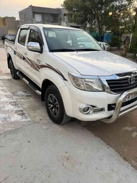 تویتا هایلوکس 2014 اوتوماتیك فورویل  گیر محرك کفالە رەقم سنەویە مجدد 2...