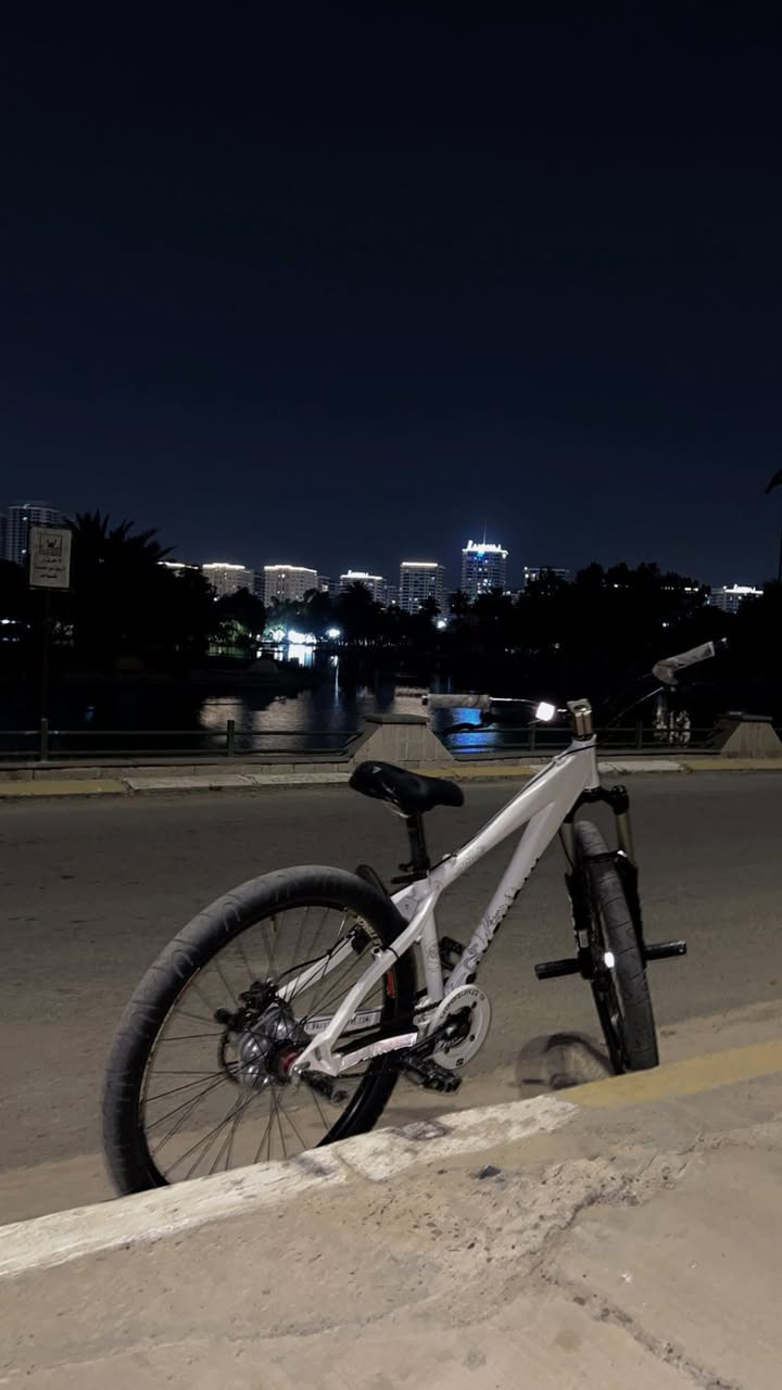 هذا البايك Dirt Jump Bike ✅ 
 الفريم Brave Machine (الموديل: 2010.Brave).
 الدبل (Fork) نضام التحكم هيدروليكيManitou Circus.
 نظام التوجيه (Headset): FSA.
 الكرنك (Crankset): Shimano FC-M532 (طول 170 ملم).
 نظام التروس (Chainring): e*thirteen.
 الدواسات (Pedals): Mongoose.
 العجلات (Rims): Sun Rims - Single Track (قياس 26 بوصة).
 الإطارات (Tires): Maxxis Hookworm (قياس 26x2.50).
 نظام الفرامل: الفرجار (Caliper) ماركة Semilog، ومقبض الفرامل من Shimano.
مكاين سنكل طرب 
علية حمالات المنيوم بس الاماميات كلش خيفات 
البايك ما بي شغلة وحدة تجارية كلة اصلي وماركات عالمية 
سعرالبايك ( 8 ورقات )✨✨


**إذا كنت صاحب هذا الإعلان وتريد حذفه لأي سبب، رجاءا أرسل رسالة إلى الدعم الفني**