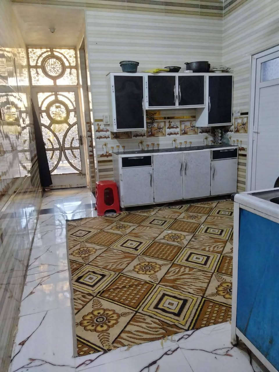 سلام عليكم مشتمل  للبيع  في حي الامام رضا قرب مركز صحي (مستوصف) مجاور مجمع ابن طعمه يوجد خدمات ماء كهرباء انترنيت ضوئي +تبليط ومقرنص طابق الاول كامل طابق ثاني عوزه لبخ وبياض فقط ويوجد مدارس عدد (6) قريبه ابتدائيه للبنين وللبنات ومتوسطه للبنين وللبنات واعدايه للبنين وللبنات و مدرسه صينيه كامله 
وقبل مراوس ب قطعه مساحه 200م في فلاحيه حي الامام رضا حي جامعه حي سياسين لل استفسار ***********واتساب وشكرا لكم...
