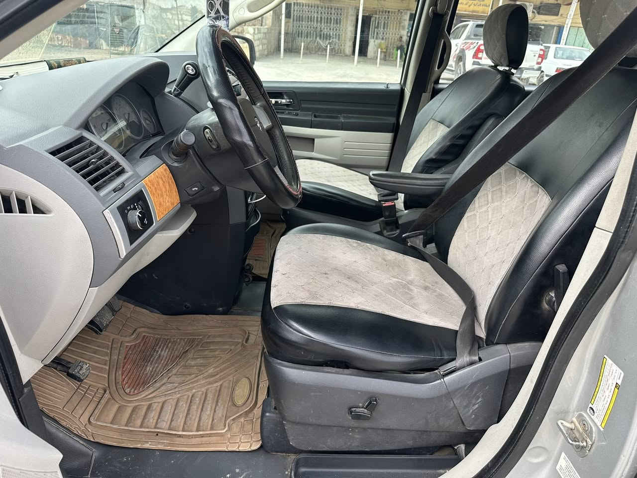 سلام عليكم دوج كرفان موديل 8 فول فول موصفات 
بيبان كهرباء صندوك كهرباء تشغيل عن بعد سياره كلين بدون حادث مصبوغه عام اثر جراد سعر 100 بيها مجال 

مكان سياره بغداد او ديالى ***********
