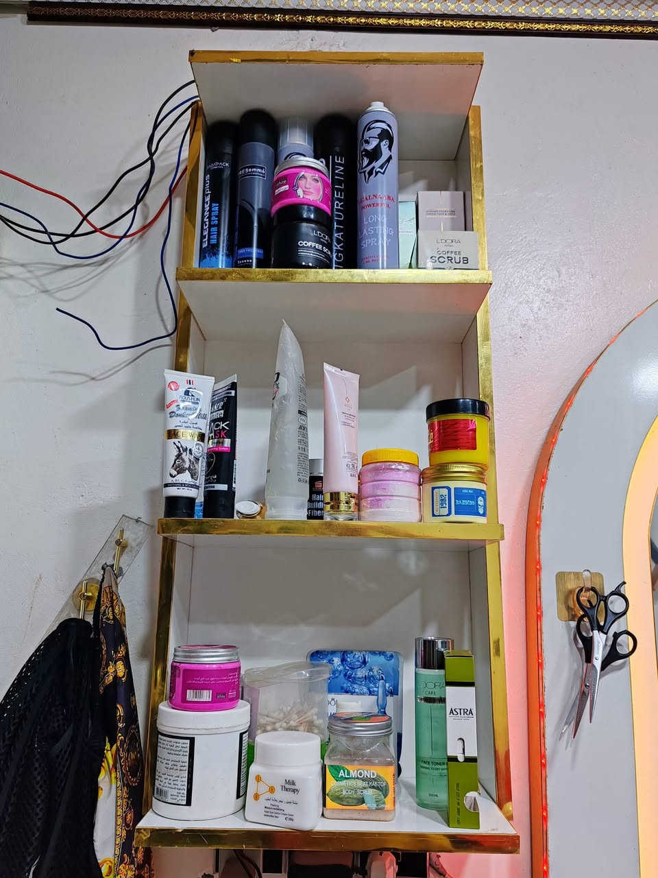 السلام عليكم ديكور حلاقه مرايات و ميز بي 3 مجرات و رفوف
 نضافتهن حلوه مكاني ابي الخصيب طريق الوصطي تقاطع الصحراء
السعر:250 و بي مجال
للتواصل:***********
