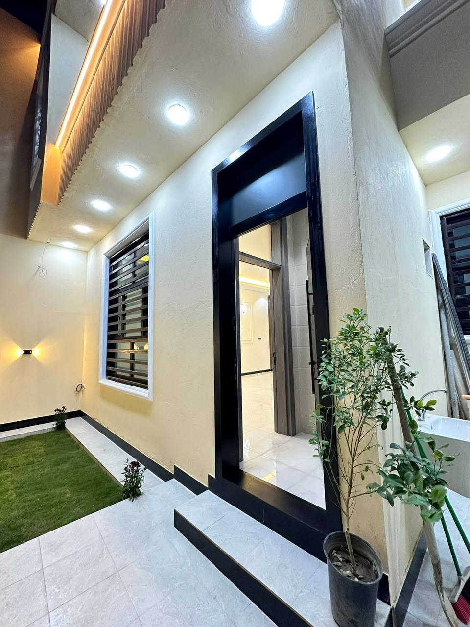 دار 200 متر بناء جديد للبيع 🏠
سايدين التقية الرئيسي ديوانية نجف
مقابل بانزين خانة عبد الامير عبيس مباشرة خلف بيت العادلي
الشطر الوحيد الطابو صرف على الشارع ✅
طابقين بناء جديد كونكريت ✅
يحتوي الطابق الارضي على/ غرف عدد 2 + صالة + استقبال + مطبخ + مجمع صحيات داخلي خارجي + حديقة مرتبة + كراج
الطابق الثاني/ غرف عدد 2 + صالة كبيرة + مجمع صحيات + سطح
الدار كامل وجاهز من كلشي فقط تجيب اثاثك  مراجعه  الواتساب *********** مراجعه ***********

