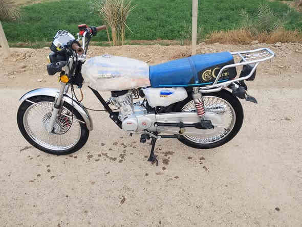 سلام عليكم... 
دراجة تايگر للبيع مديل 24 وطالعه بـ 25 مكفوله كفاله عامه اي نقص مابيه اوراق اسكنر دراجة نضيفه كلش وبعد انضف من الصوره... لونه ازرق. مكاني ديوانيه بين عفك وسومر السعر خاص  واللاستفسار اكثر اتصال ع رقم ***********
