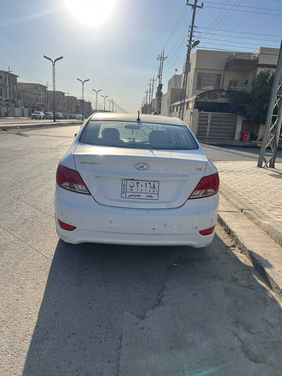 لسلام عليكم 
اكسنت 2015 
 خليجي فول 
مكينه 1600 المرغوب قطرتين 
فتحة 
حساسات خلفيه 
كامرا 
شاشه 
تحكم ستيرن جهتين 
ارضيه مغلفه 
دوشمه 
خمسة ويل كب بلادي شركة 
وباقي المواصفات العاديه 
صدر امامي خلفي جديد
تدفئه شغاله و تبريد 
ومناقصها شي تشغل وتطلع وين متريد 
بيها صبغ جاملغين اماميات 
وهاي الطخة ما مصبوغة 
والباقي الصور واضحة 
مكفولة كير ومكينه وكهربائيات 
ماشية 64 الف حاليا 
السياره من اخذتها ماشيه 20 الف بس 
بس عاطل عدهم الدشبول ومبدلينه ف مصفره قبلها جانت ماشيه 75 الف وموجوده صور وليبل المشي 
يعني مجموع المشي الكلي تقريبا 135 الف 
ف خلي نكول السياره ماشيه 135 الف كيلو 

وكلشي ذاكر بلمنشور وصورها واضحة وتفاصيلها واضحة 
مكان السياره بغداد العامرية  
السعر 95ورقة وبيها مجال بسيط 
***********
