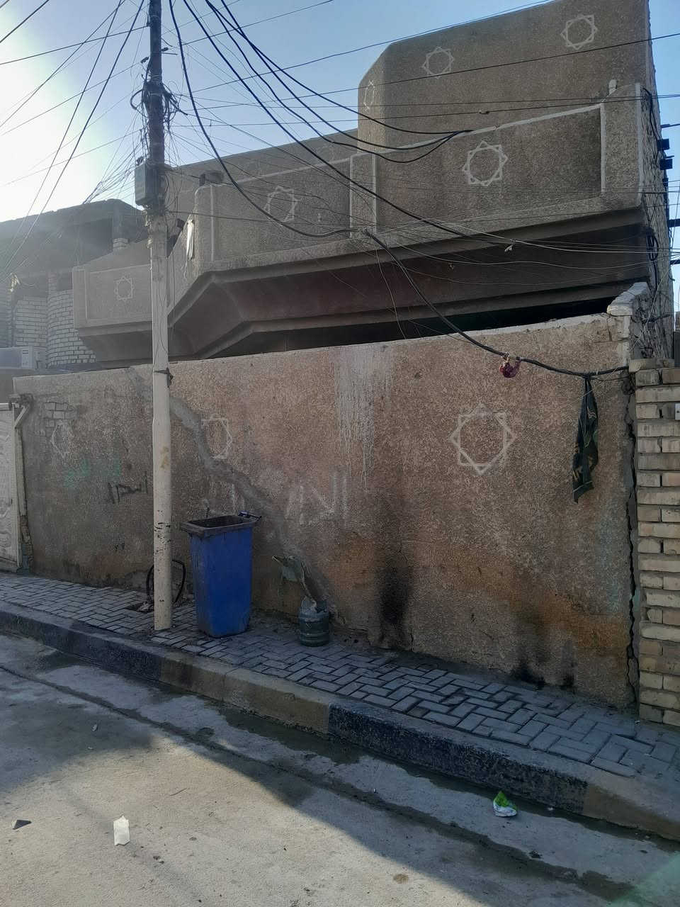 دار للبيع في حي السفير قرب ساحة المجاد المساحه ٢٥٠ )***********
غير متواجد ع فيسبوك
