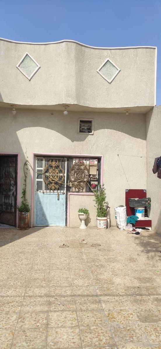 بيت للبيع تجاوز مساحه 150فرعي بناء حديث البيت مسلح كله حتا لبيتونه سراميك سقف ثانوي كهرباء دفن سراميك كله لمطبخ  سراميك لسقف ماناقصه اي شي بي مساحت كراج لبيت بي غرفتين وصاله ومطبخ وديوانيه وصحيات مكانه حيانيه بشعله قريب ع لسوك ولمستوصف  سعره معروض27وبي مجال تجي تشوفه وتدلل ***********
