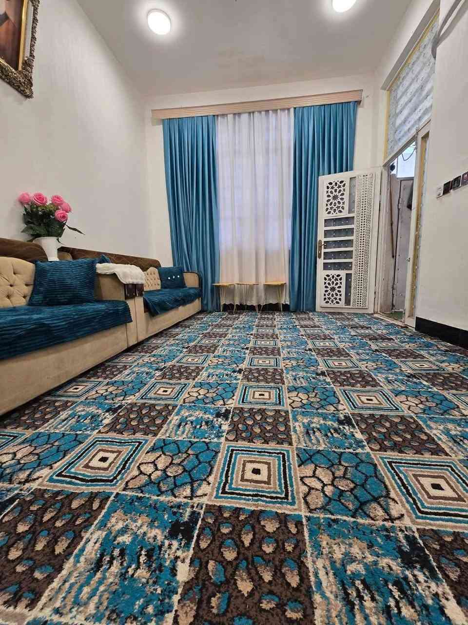 بيت هو وإثاثة سبالت ٢قنفات كاملة مساحته ١٠٠متر غرفتين واستقبال يبعد عن الحولي ٢٠٠متر سعر ٥٧وبيه مجال خدمات منطقة كامله كهرباء ومي ومجاري للإستفسار الاتصال برقم ***********
