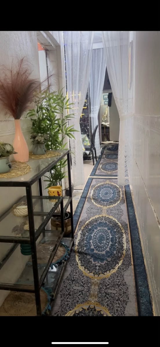 السلام عليكم دار سكني 100 متر /5*20 طابق ونص الغرفة الفوك سندويج ماء ثلاث خطوط منطقة مبلطة كامل من كلشي ومنطقة نضيفة ومرتبة المعسكر شارع مضيف السواعد خلف الصحفين الفرع المقابل اسواق ابو سحر / السعر 90 وبي مجال بسيط /***********صاحب الدار
