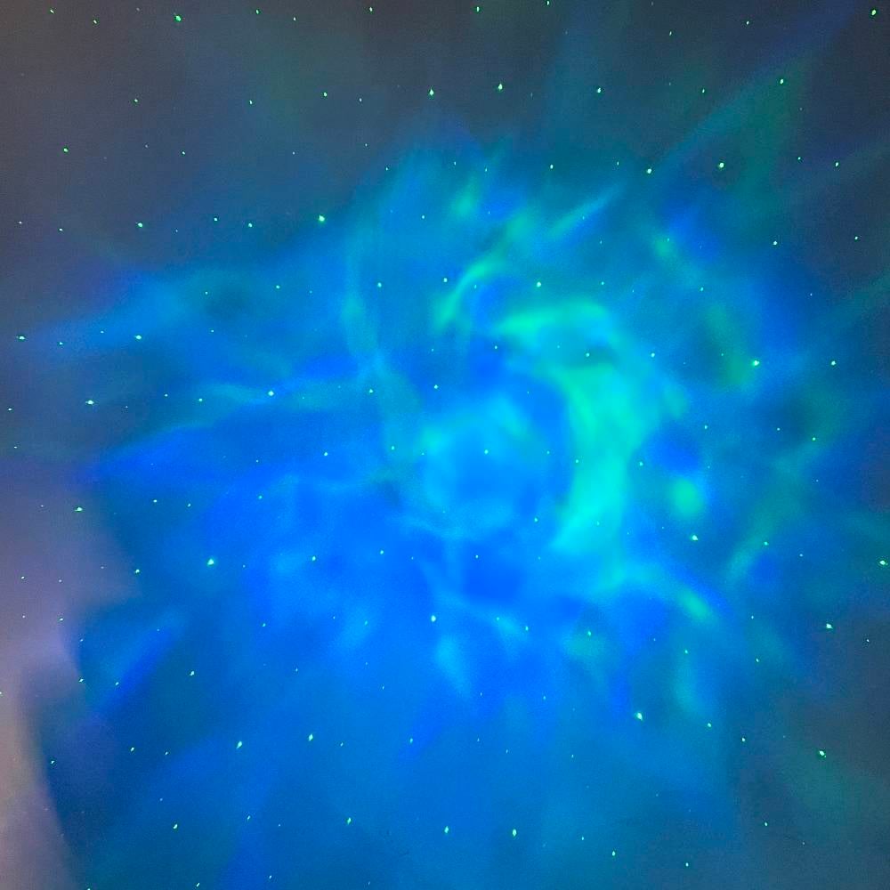 هذا بروجكتر إضاءة على شكل دمية لطيفة، يوفر تأثيرات ضوئية مذهلة تضيء الغرفة بألوان متعددة وبتصاميم مختلفة مثل النجوم والسحب. مثالي لتحويل أي غرفة إلى فضاء مبهر أو لإضفاء جو مريح وممتع لجلسات الاسترخاء أو المناسبات الخاصة. تصميمه جذاب وسهل الاستخدام ويمكن وصله بالكهرباء.