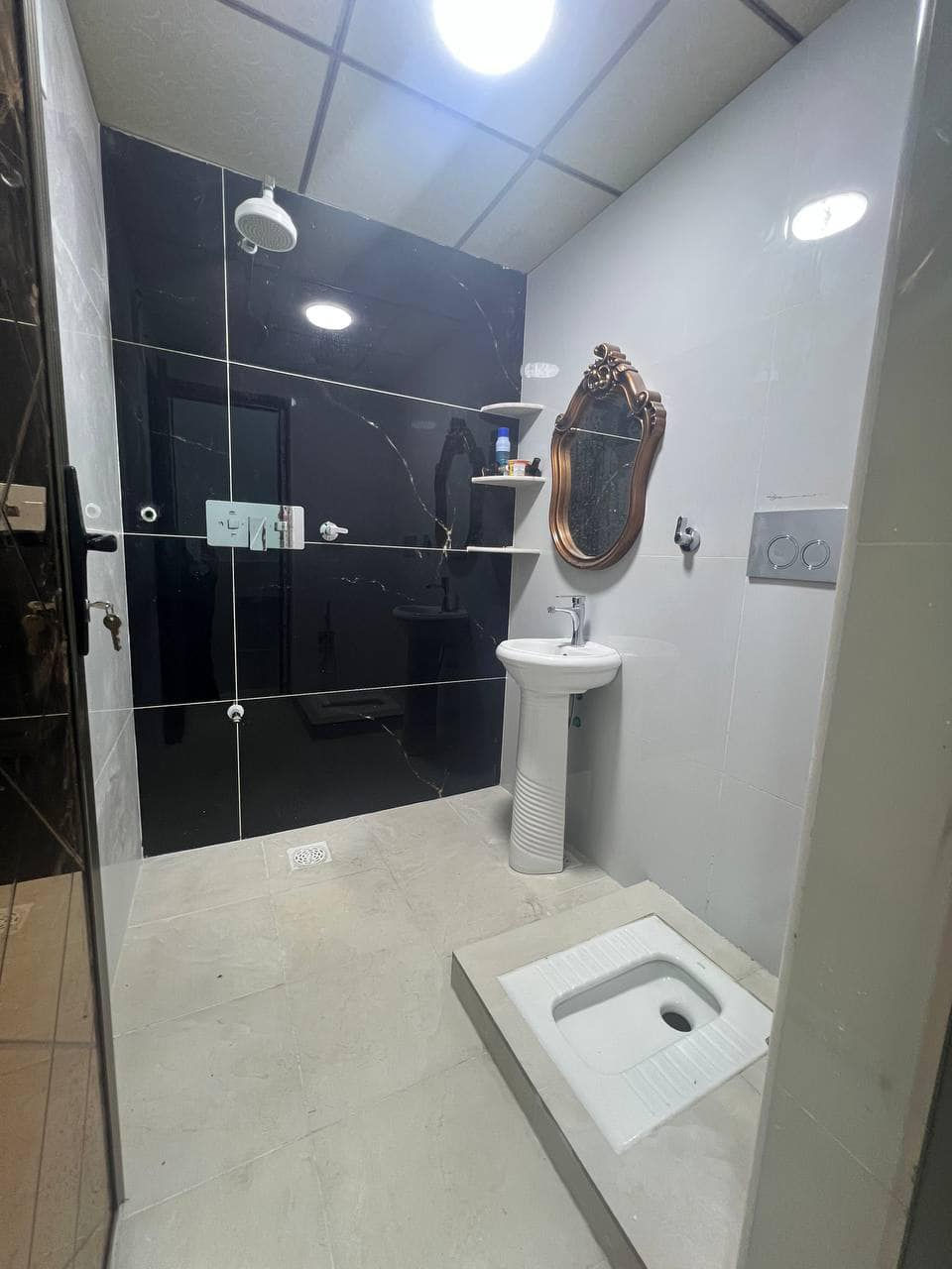 شقة للأيجار 
العنوان 
حي الموظفين خلف ياسين خريبط  
مقابل العابر او بيوت البلدية 
للأستفسار 
***********
