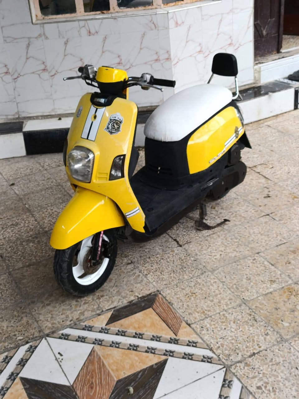 السلام عليكم
مااكس بوليس  ياباني 120
 (محرك ما مفتوح   بلادي شرط الفحص)
 دراجه فوول نضافه وكفرات بلاد كله مختمه
شلعه ومعدل  110 فوول متنكض
كلشي شغال وعل بلاد سلف  اشاير كلوبات سكنات شاشه و عينه  عداد السرعه شغال عداد البانزين شغال  اي نقص ما بيهه 
احلا من صور بالف مره 
سعر900 وبيهه مجال 
شراي يتصل
مكاني بصره 
 
  *********** البصرة, العراق
