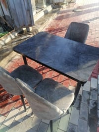 ميز طعام 4 كراسي نظيف كرسي واحد مكسور السعر 75 بي مجال للاستفسار 07725...