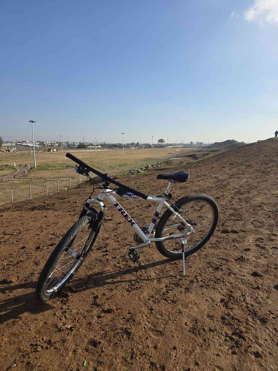 السلام عليكم .للبيع للبيع TREK
الماركة امريكي غنية عن التعريف
جبلي +استعراضي 
دبلات شغالات الا فول ⛔️
حجم 26🚳
تايرات جدد مال شركة TREKالاصلية مالهم
سستم (كير)امامي ٣نمر وخلفي ٨ نمر 🚭
السستم شميانو ديور 
بريكات فول فحمات وليس دسك 
سرج طبي جك 📌
مكان موصل حي الرفاق 
للتواصل ع رقم ***********
