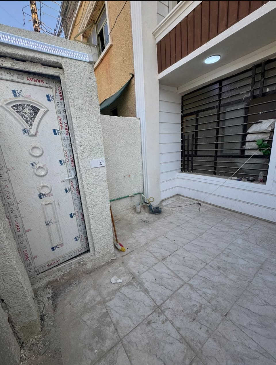 ملاحضه / العنده عقار 🏡#للبيــــــع ويريد يبيع #دزونه كافه التفاصيل العقار مع ذكر السعر وصور للعقار ورقم التلفون ☎️وان شاء الله باقرب وقت ينباع ان شاء الله🤲❤️
—————————————————————————

🔸 مشتمل للبيع طابو صرف مناسب جدا جدا✅
50 متر  الواجهه 5م والنزال 10م مربع
بناء سنة 2022تسليم🔑 درجه اولى كامل مكمل 

🔸الطابق1️⃣ كراج ومدخلين وصحيات خارجيه واستقبال ومطبخ حار وبارد وصحيات داخليه   
 الطابق… 2️⃣ غرفتين نوم وصاله وبلكونه                                   الطابق ... 3️⃣بيتونه وسطح

 البناء كله ممتاز ودرجه اولى ونضيف مرتب وحديث 
🔸موقع الدار ممتاز جدا📍الشعب شارع الصحه منطقه الديوان شارع 15 (شارع عريض عرضه15 وتبليط )

+مناسب لحك قبل لاينباع ملاحظه اذ تحب تاخذه وتستثمره اجره الك ب450الف ايجار سريع  
🔸السعر: 100 مليون وقابل للتفاوض 

مكتب ابو علي الدراجي للعقار 🏛️
 الشعب-نهايت شارع الصحه-مقابيل كرزات ركن الصحه 
***********📞
***********📞 ‭
‭***********‬📞
