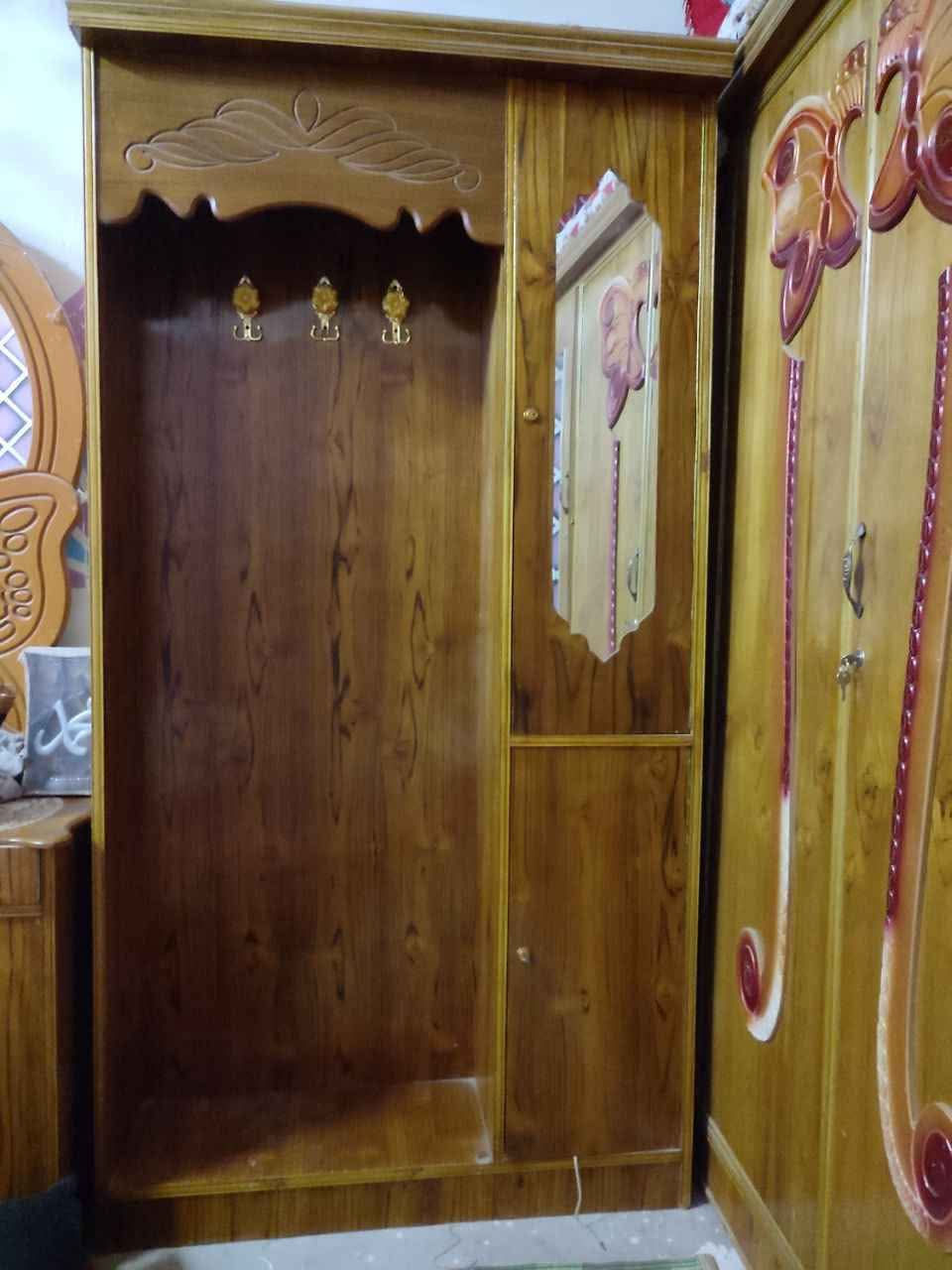 سلام عليكم 
غرفه خشاب البيع نضيفه
كنتور 5بيبان
زاويه.
ميز تواليت
قيم وخذ 
 مكاني النجف الاشرف مقابيل قريه الغدير *********** النجف, العراق
