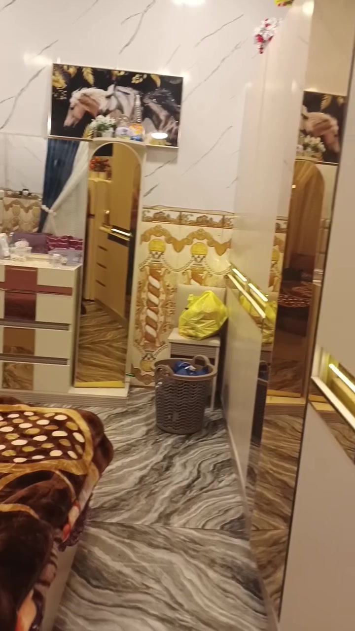 ✨ مواصفات الغرفة: للبيع
​السرير (الچرباية): تصميم مميز بظهر مبطن بالجلد البيج الفاخر (كابتونيه) مع إضاءة خفيفة تزيدها جمالية.
​الكونتور: حscale كبير، تصميم عملي ومقسم من الداخل، مع أبواب سلايد (سحاب) ومرايا عمودية وإضاءة LED مدمجة باللون الذهبي.
​ميز التواليت: يحتوي على مجرات واسعة للتخزين، تصميم متناسق ومرايا مدمجة مع لمسات ذهبية راقية.
​ملحقات إضافية: تتوفر معها تخم (قنفة) جانبية ناعمة لزاوية الغرفة متناسقة تماماً مع التصميم واللون.
​ الملاحظات:
​الغرفة خالية من أي عيوب استخدام شهر سعرها مليون و 150 وبيها مجال 
​للاستفسار  يرجى التواصل على الخاص أو الاتصال برقم: بكاني البصره


**إذا كنت صاحب هذا الإعلان وتريد حذفه لأي سبب، رجاءا أرسل رسالة إلى الدعم الفني**