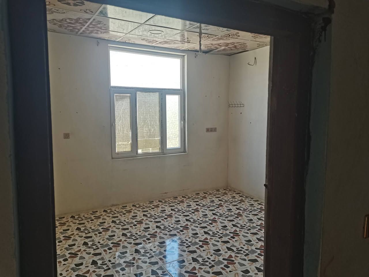 مشتمل طابق ثاني بناء حديث
غرفه 
استقبال 
حمام 
مطبخ 
سعر الاجار١٥٠ 
العنوان مدخل الخضراء 
***********

