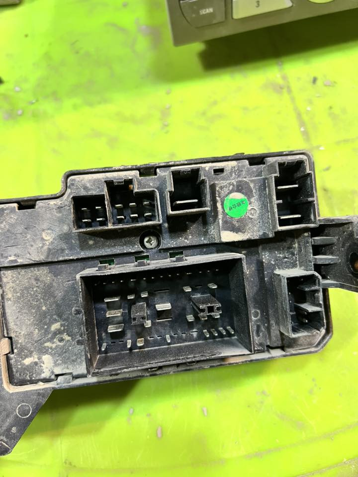 غراض ايمكراند c7
البطاين فقط ٣.  ٢ اماميات وحدة خلفية
بورد فيوزات مال دشبول 
جهاز فان تبريد
دوسة بريك
يدة مال باب وحدة 
تحكم لايتات وجنطة
مسجل بلادي 
نفاضة مع جداحة
عطر دشبول وسطي 
تحكم تبريد 
دكتات جانبية 

للبيع مكاني حي الجهاد وماعندي توصيل 
***********
