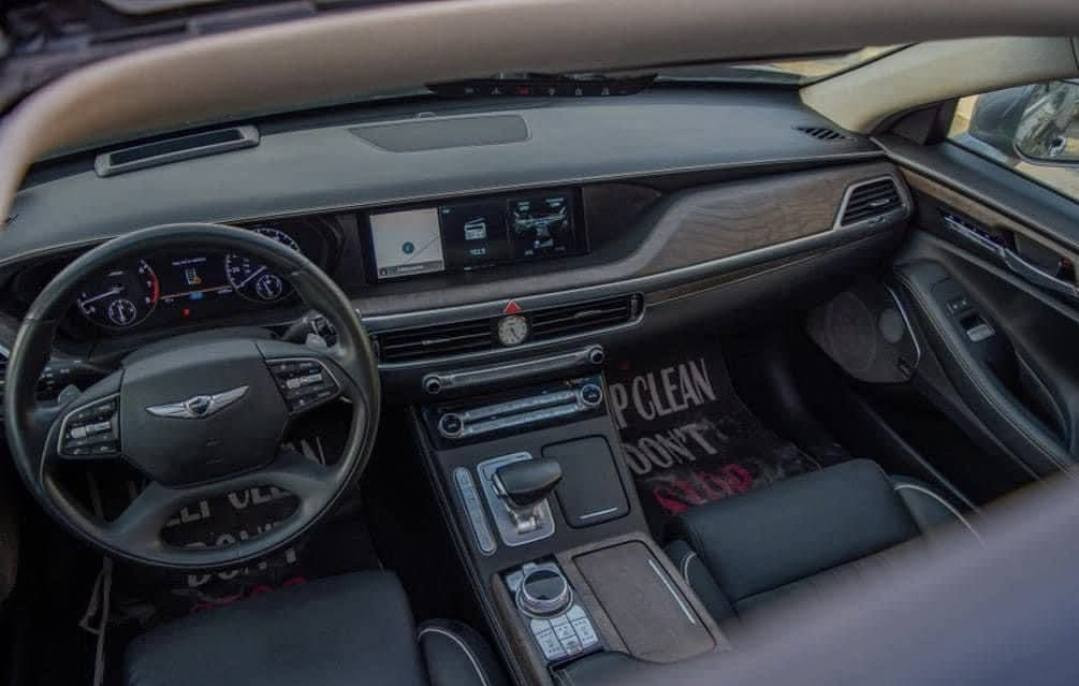 السلام عليكم شباب ..
Genesis g90 2020 
مرقم بغداد الرقم الجديد
السياره ٦ سلندر تون توربو ماشية ٤٣ الف 
حادثها جاملغ خلفي مصبوغ وباب خلفي مبدل نفس لون.يعني قطعه صبغ فقط..السيارة عليها ادامة كاملة .صدر كامل .تخم تاير هانكوك كامل. حتى باتري جديد اصلي مابيها اي نقص ..
السياره مغلفة بي بي اف حماية ابو ٨ ونص مو العادي  ضمان ١٠ سنوات ..السعر ٣٨ وبيها مجال للشراي 
***********
***********
مكان السياره بغداد السيديه /الجادرية
