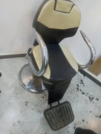 كرسي نضيف جكاته شغلات بس الصينيه بيها عواج شويه مكاني كوت خاجيه سعره 8...