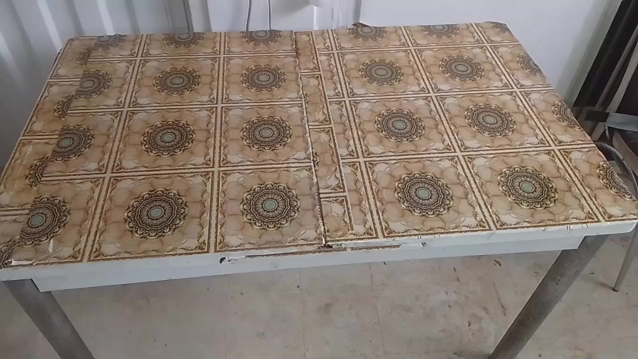 ميز طعام متحرك يعني يتكبر ويتصغر مع كراسي ثلاثه هديه السعر ٣٠ الف شقق الخضراء ***********  بي واتساب
