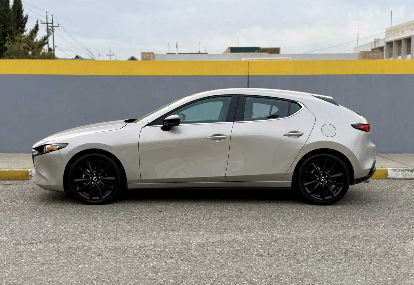 مازدا ٣
هاشباک
مۆدێل ٢٠٢٥
٢٣٠٠٠ مایل رۆیشتیە
تەنها یەک پارچەی سبوغە ، بێ ژورێ بێ ناو گرتن ئارباگەکانیشی سیستەمە
نرخی : ١٣٥$ وەرەقە
شوێن هەولێر
ژمارە تەلەفون : ***********
