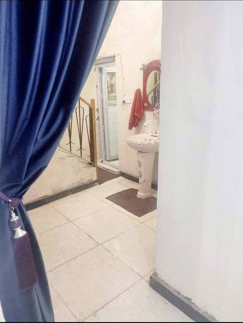 🏠 بيت في قرية النصر
🔹 المساحة البناء 150
🔹 المساحه الكليه 400
🔹 غرف 2 +ديوانيه +ساحه جبيره
✅ لبيت واصلته كل لخدمات وجاي يشتغلون عل تبليط مالته 
💰 السعر: (55)وبي مجال 
📞 للاستفسار ***********
