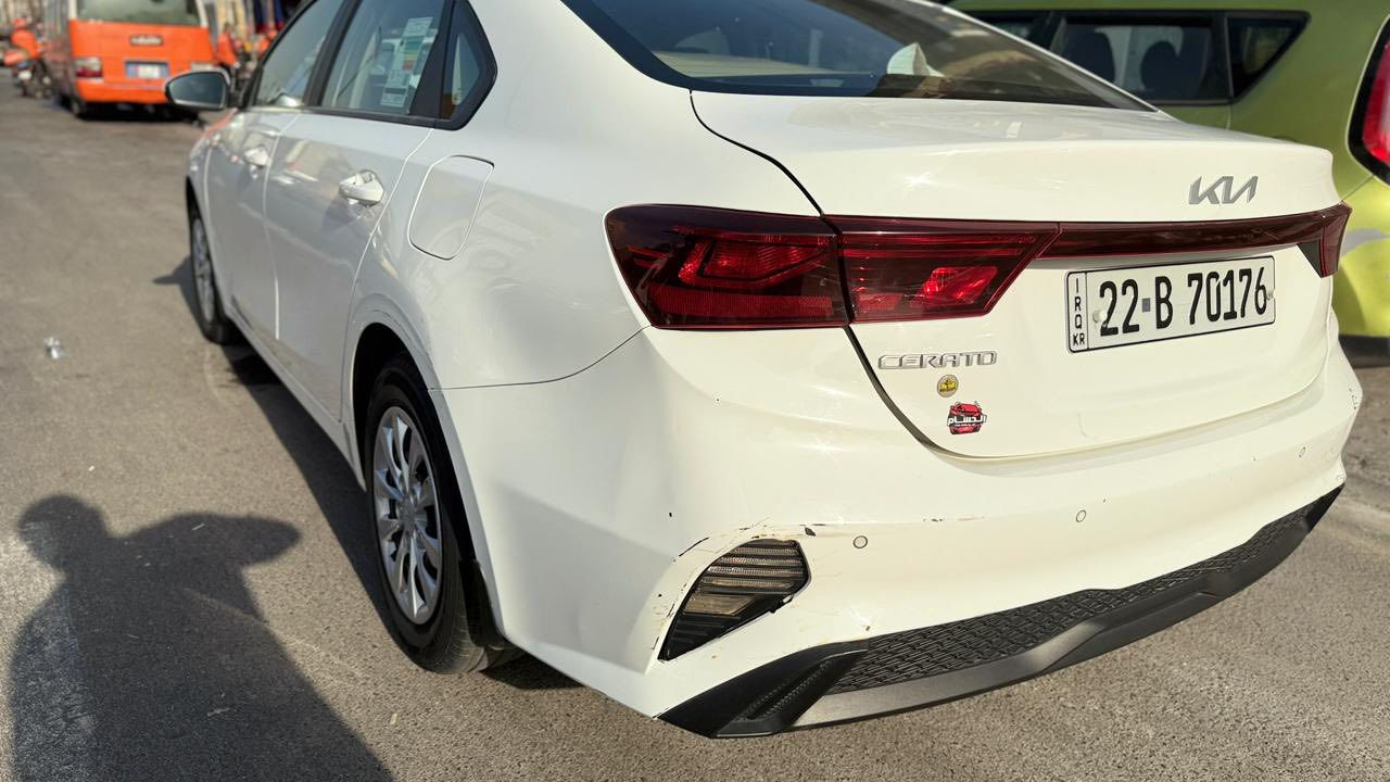 سيراتو موديل 22خليجي محرك 1600دوش 
مواصفات نص فول تبريد قطعتين حساس خلفي تحكمات ستيرن جهتين مغلفة من الداخل مابيها ولا قطرت صبغ بيها شخط صغير بالباب وطخة صغيرة بالجاملغ وتكحيل بالدعامية وكلشي موضح بالسونر وبالصور ماشية 82 ألف كيلوالسعر 165
مكان السيارة بغداد الاتصال ***********
