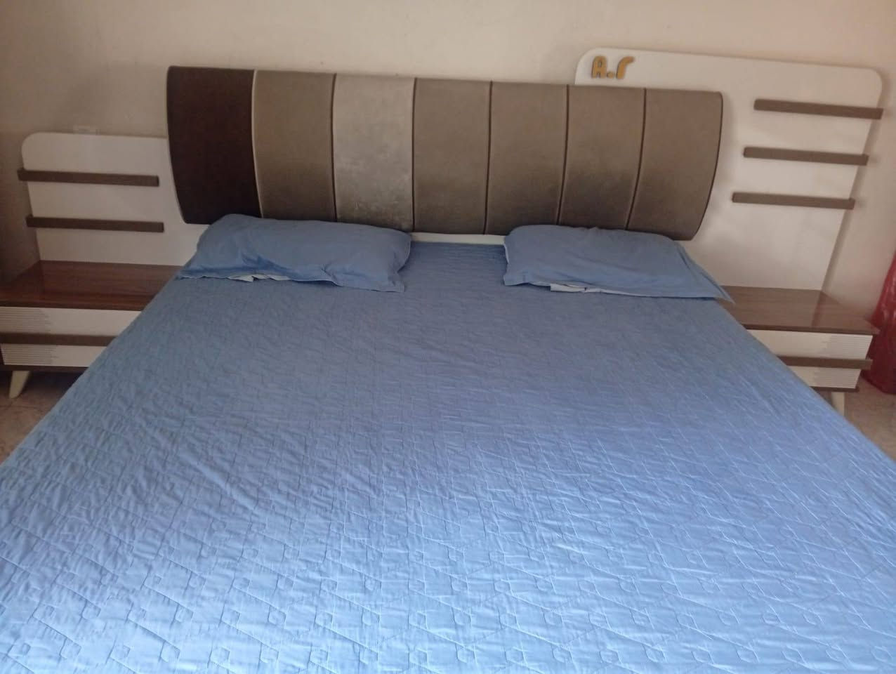 السلام عليكم 
غرفه نوم للبيع نضيفه ومستخدمه قليل مكان بغداد الصليخ للتواصل على الرقم ***********
