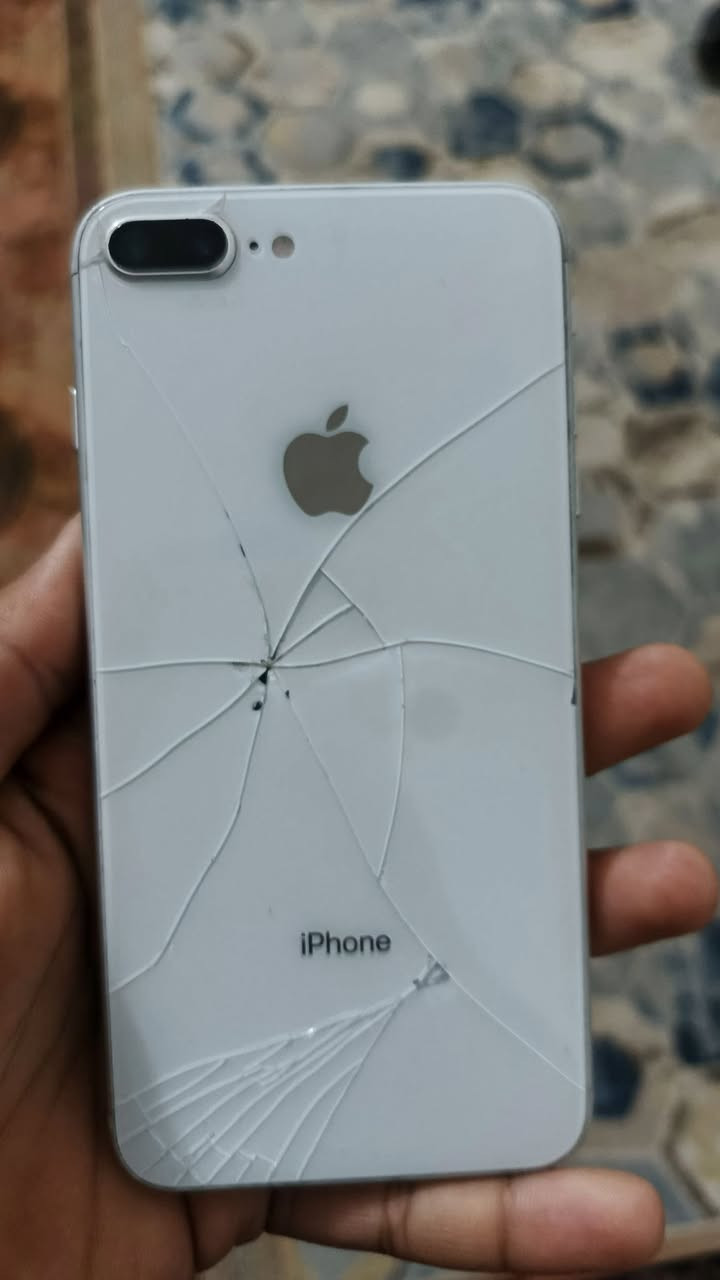 إيفون 8بلاس مبدل بطاريه ١٠٠ جهاز هاي الضربات البي جهاز شغال كلشي مابيه نضيف سعره خاص أو رقم ***********
