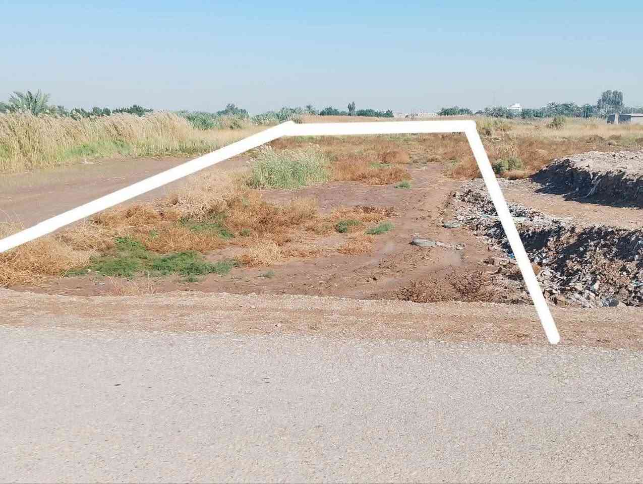 نصف دونم زراعي للبيع يقع في مدينة الكوت منطقة اليوسفية قريب من السايلو وعلى الشارع  التبليط مباشرةً فقط محرم الشارع ،يصلح أن يكون شاليه أو معمل أو مخازن كبيرة أو منزل..
الوجه 19 والنزال 60 متر يقع على شارعين شارع رئيسي وشارع فرعي.. 
السعر 15 مليون وبي مجال.. 
للإستفسار.. ***********
