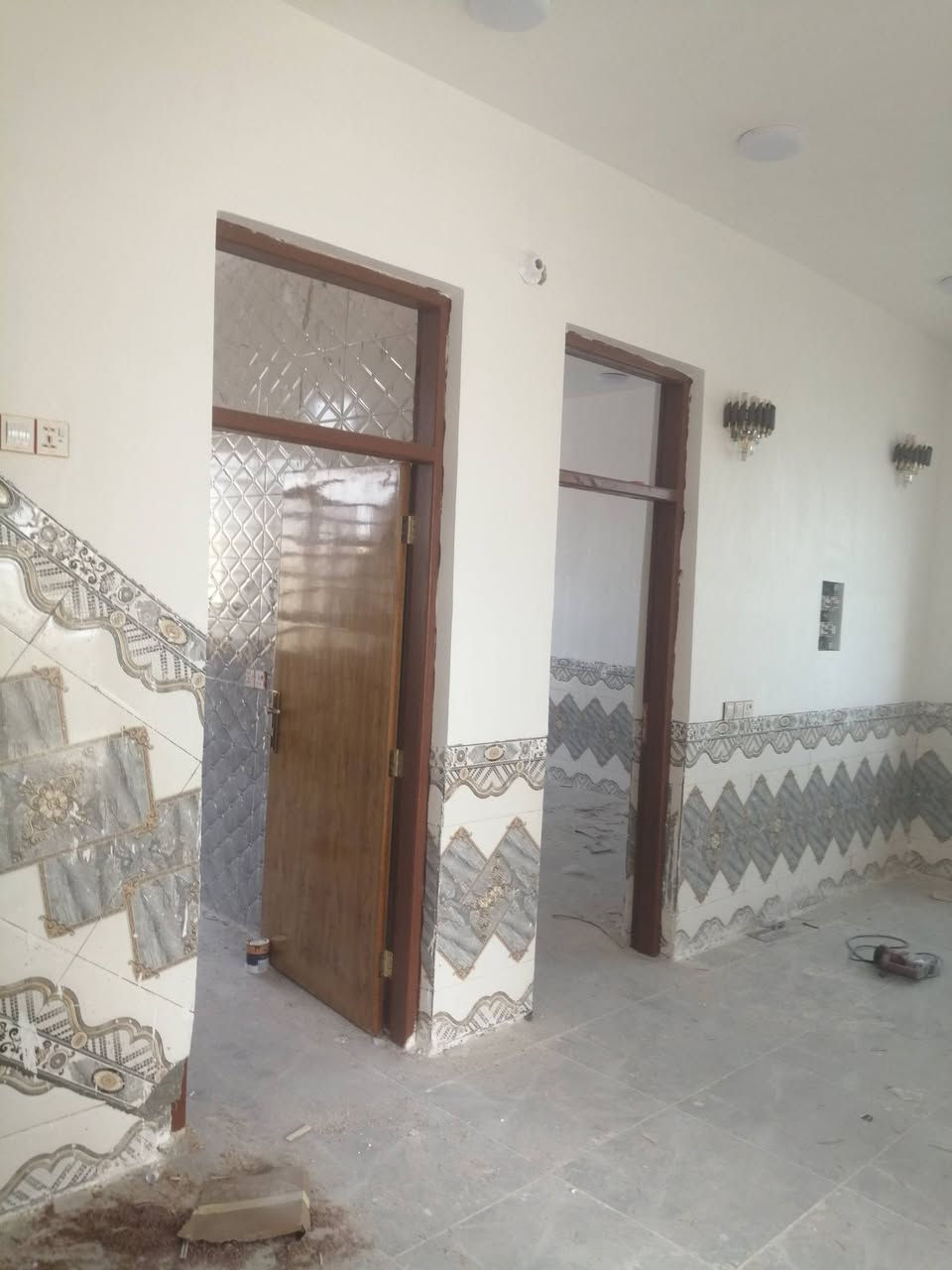 للبيع بيت مساحه ٣٢٠ متر طابو زراعي خلف مجمع الجوادين السكني منطقه سيد حبوب وكل الخدمات متوفره اساس كونكريت مكون من غرفتين وصاله ومطبخ وصحيات وبراني ومناور وصحيات خارجيه وداخليه وبراني وبيتونه ودرج وحديقه وكراج بناء طابوق فرمستون الاستفسار الاتصال ***********
