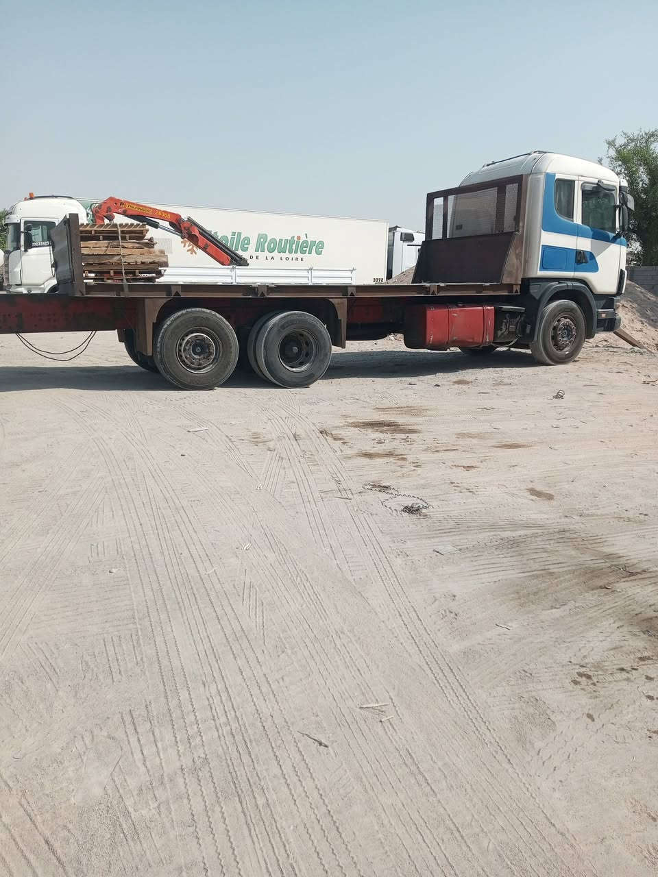 سلام عليكم 
سكانيه بومه موديل 2000 رقم واسط بسنويه صطحه كرين 
محرك انجكتر 24 طخم تاير /باج بطن
مكاني بصره زبير ***********
