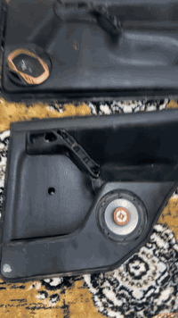 السلام عليكم اخوان عندي غراض للبيع بوب حمر نضاف عدد 3 وزوجً دعاميات لون نيلي نضاف يعني  وتخم باب لون نيلي مشدود بالسيارة موضح بالفديو وبطاين نص عمر  والدعاميات ايضا الي مشدودات بالسيارة كدامكم وبطاين بوب تخك كامل يعني نص عمر وجامرلغ جهة السايق لون نيلي للبيع البوب الحمر مابيهن اي خياس ولاضربة نضيفات المكان ديالى واكو توصيل ايضا للاستفسار الاتصال او المراسلة ‭0774 987 4071‬
