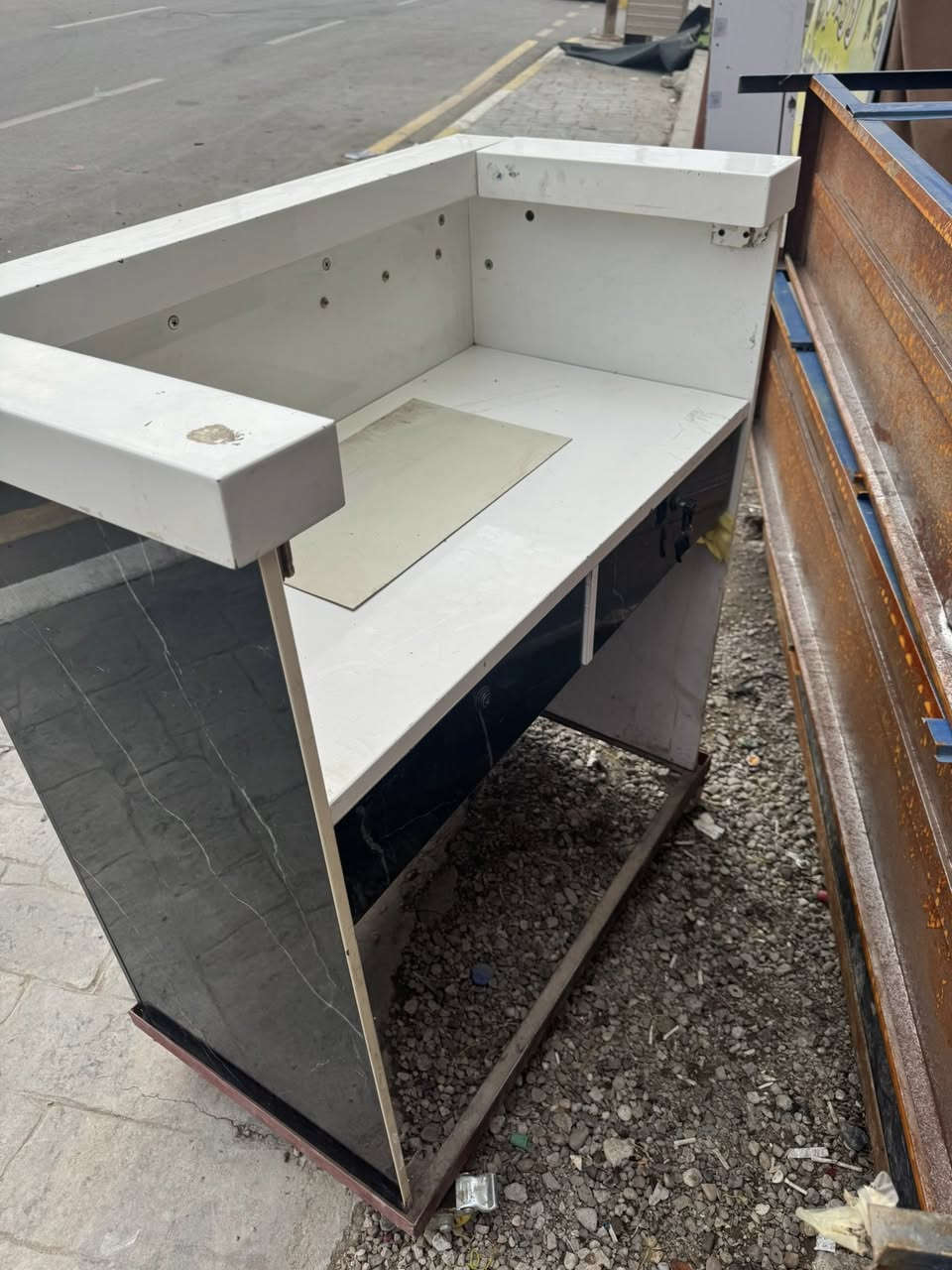 ميز كاشير للبيع السعر 60 مكاني شعب للستفسار ***********
