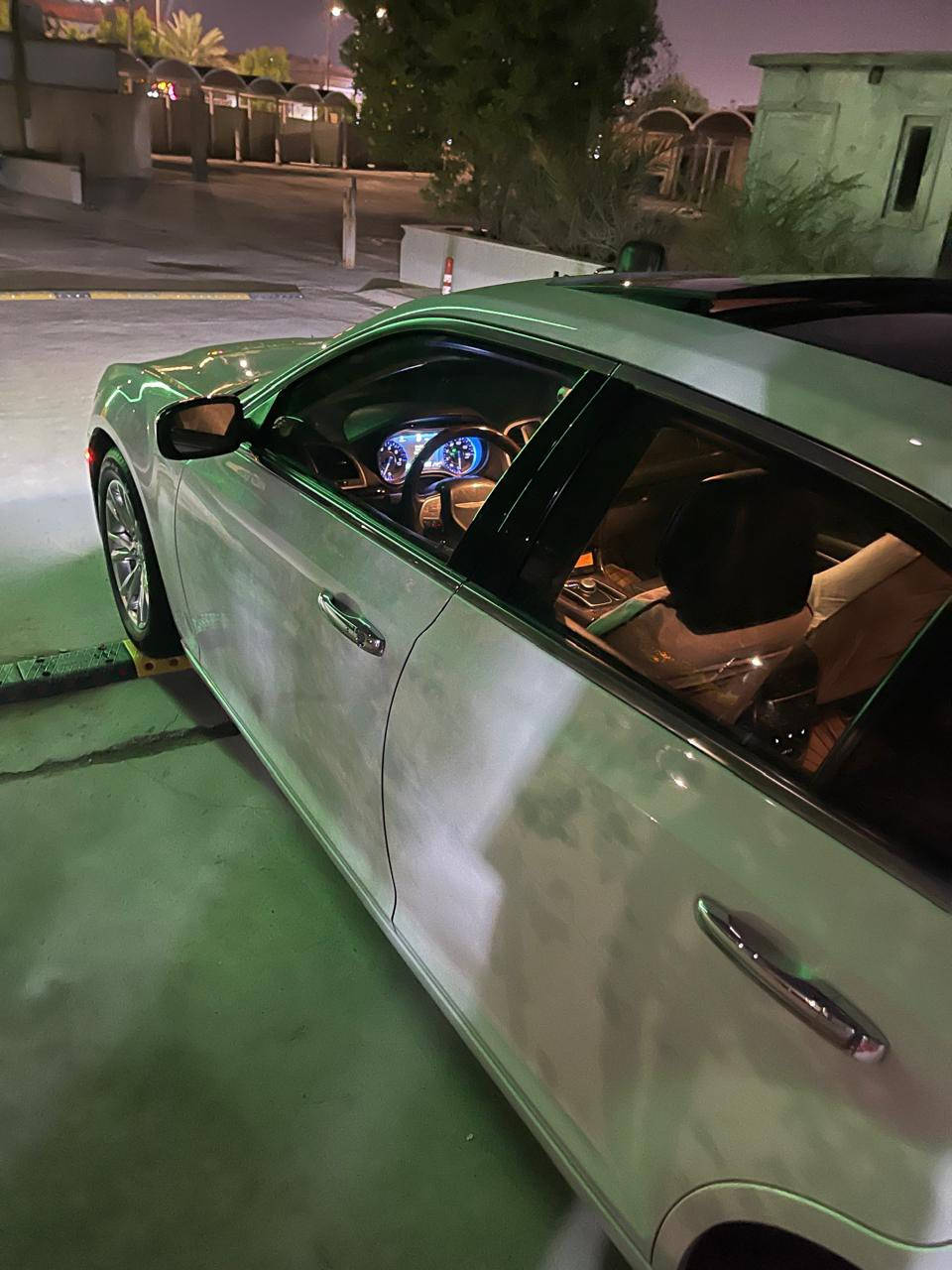 السلام عليكم 
اوباما مرمز 18 السياره c فول مواصفات بنوراما برده خلفيه تحكمات كشنات كهرباء لايت زنون السياره بأسمي  رقم بغداد الإنكليزي حادث جاملغ وبنيد فقط ***********
